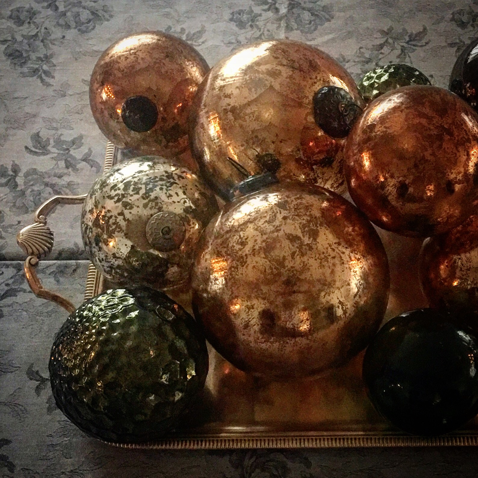 Bolas decorativas de Navidad en el restaurante Deluz