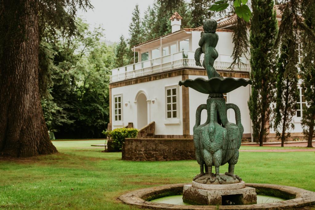 fachada-trasera-jardines-de-villa-amelia-cantabria