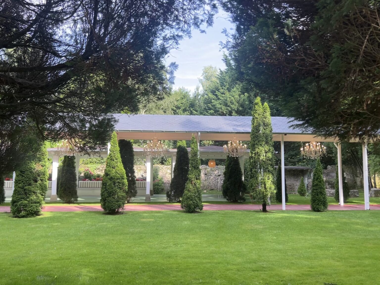 paseo-lamparas-jardines-de-villa-amelia-scaled