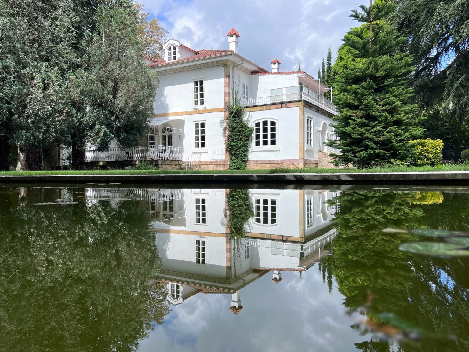 preciosa-finca-al-lado-del-estanque-jardines-de-villa-amelia